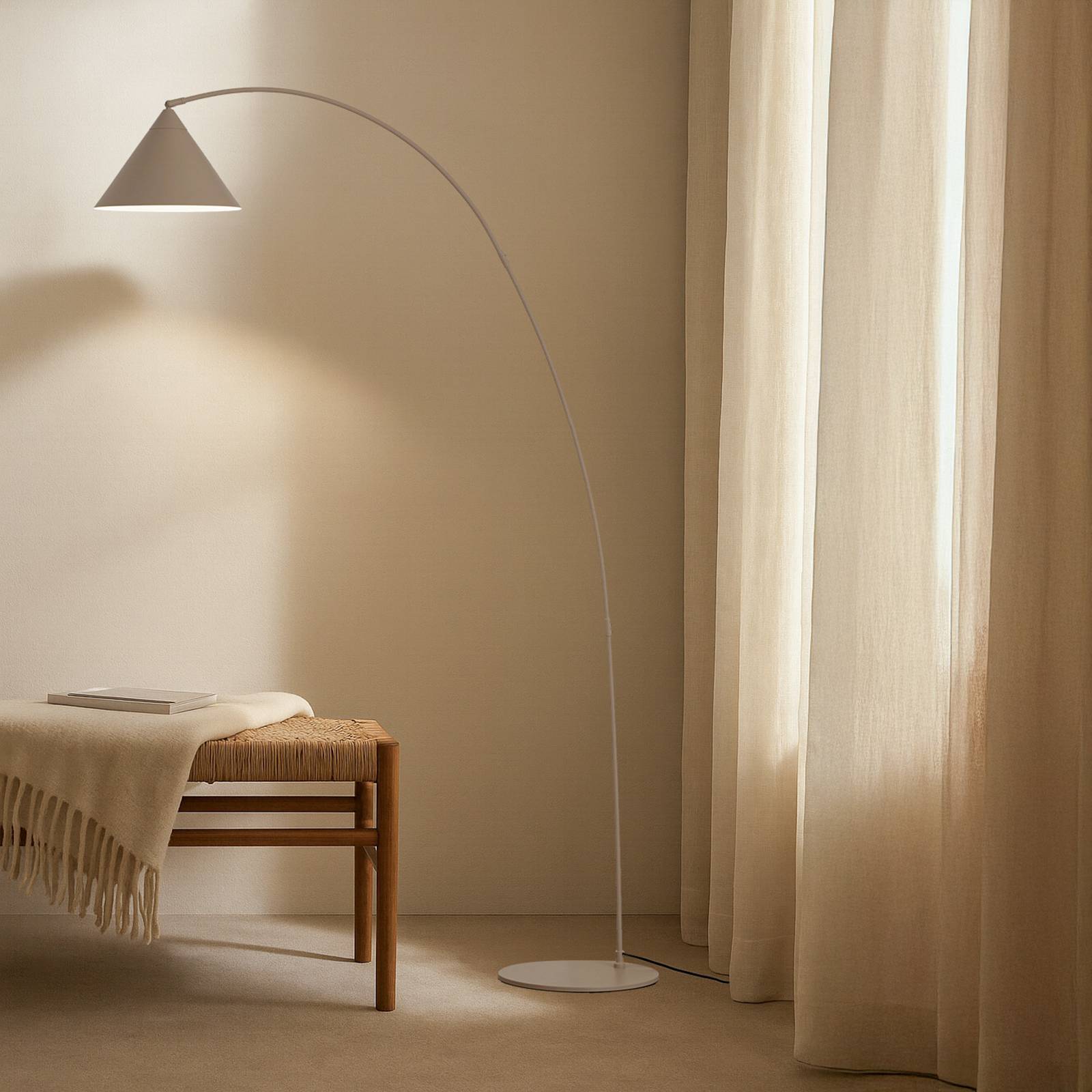 Lindby booglamp Triangolo, beige, hoogte 195 cm, metaal, E27 – Lampen24